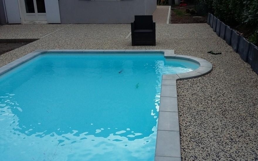 Cration Plage de piscine en bton dsactiv  Saint-Bonnet-de-Mure