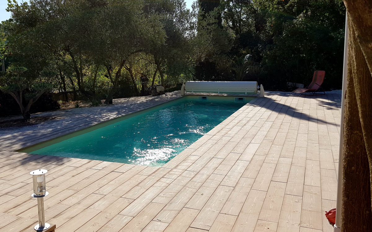 Cration Plage de piscine en Boib  Nmes ralise le 30/04/2025