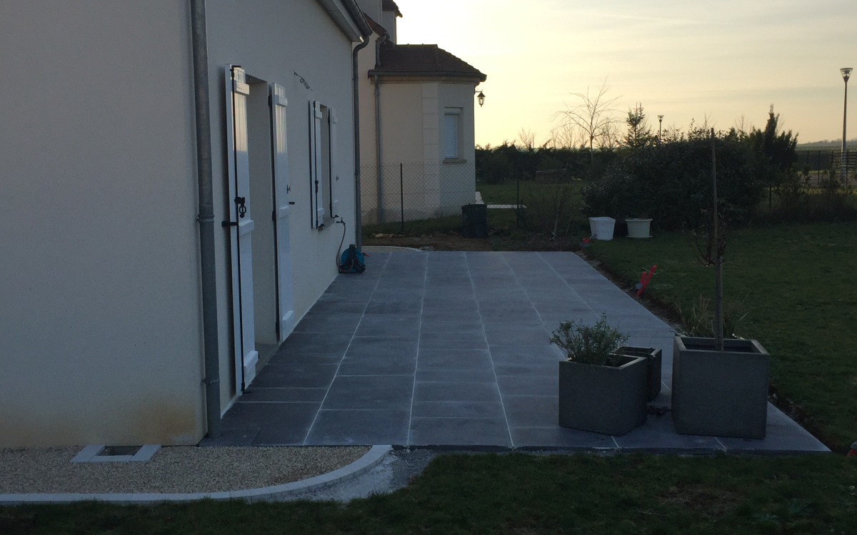 Ralisation Terrasse en dallage multiformat  Janville  conue le 26/01/2016