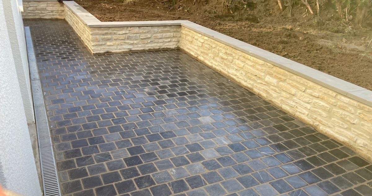 Cration Terrasse en pavage pierre bleu et muret en pierre naturel beige   AMBLETEUSE ralise le 29/11/2021
