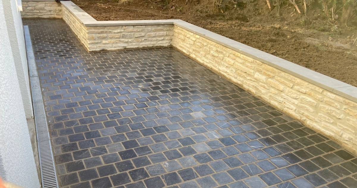 Cration Terrasse en pavage pierre bleu et muret en pierre naturel beige   AMBLETEUSE conue le 29/11/2021