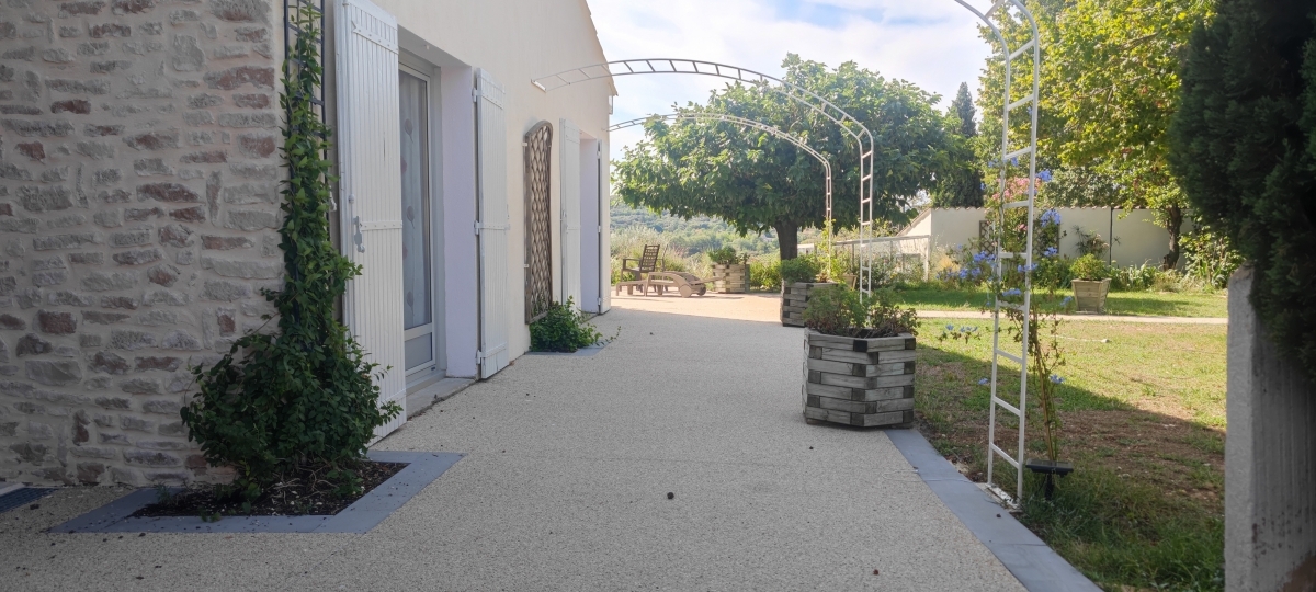 Conception Terrasse en Boibé® et béton decoratif - Drôme réalisée le 29/09/2022