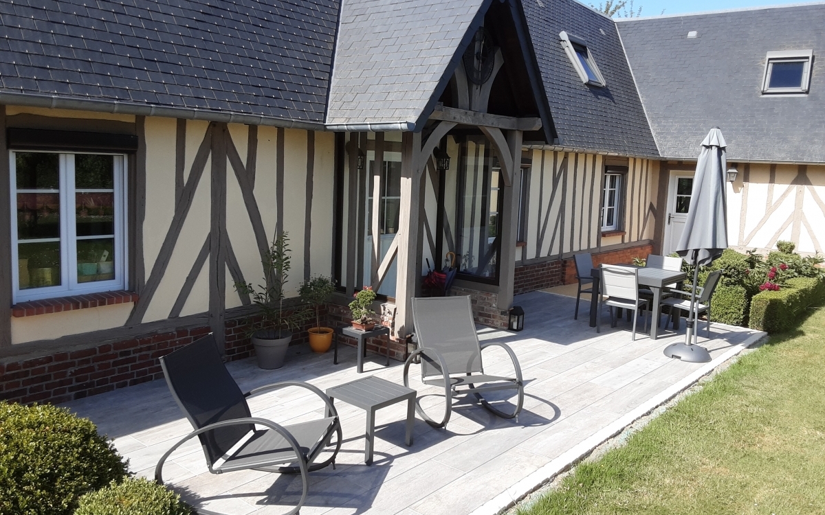 Création Terrasse en grès cérame et terrasse sur plots à Beaumesnil conçue le 10/10/2022