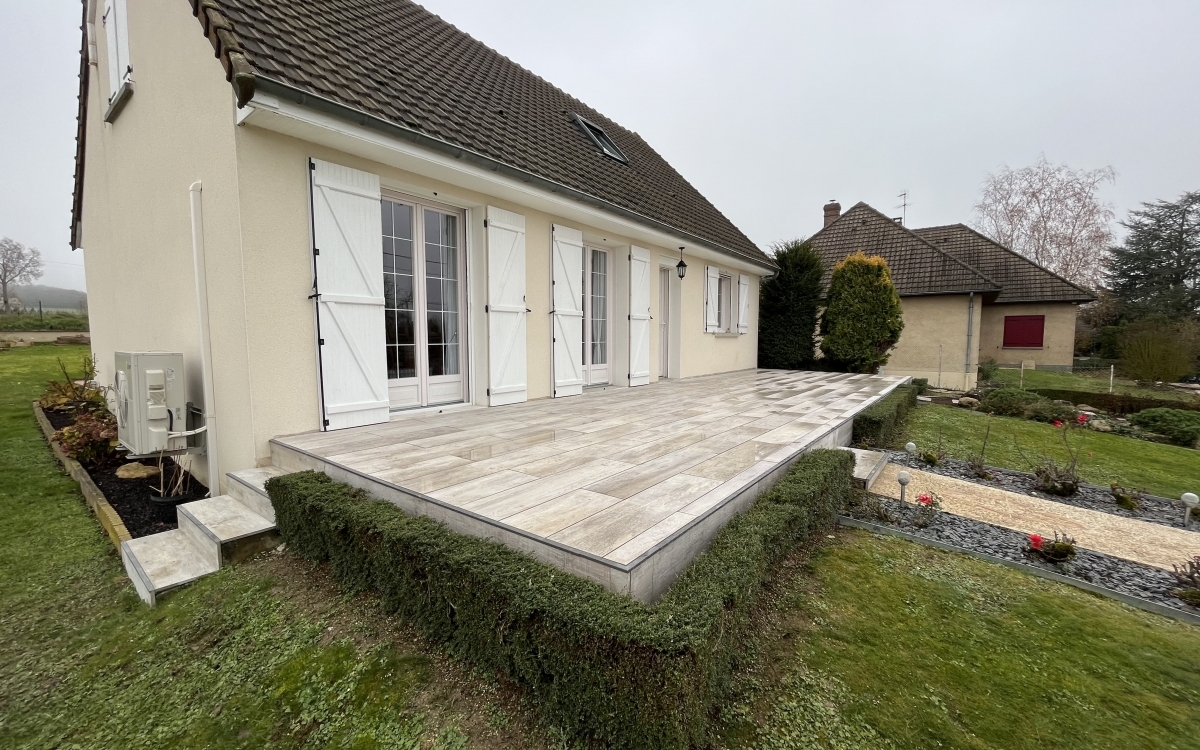 Conception Terrasse en grès cérame et terrasse sur plots à Marnay sur seine réalisée le 22/12/2022