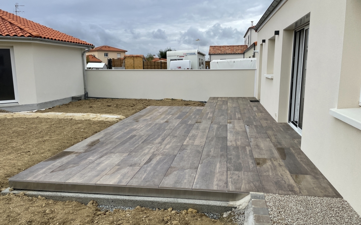 Ralisation Terrasse en grs crame  chemill en anjou conue le 07/09/2023