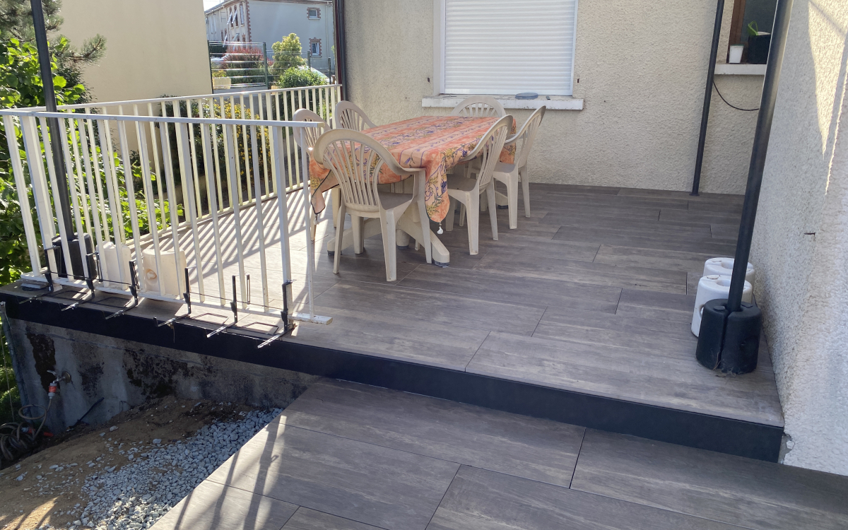 Cration Terrasse en grs crame et terrasse sur plots  LA TOURLANDRY ralise le 17/11/2023