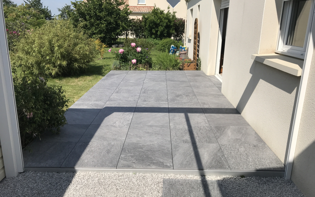 Cration Terrasse en grs crame et terrasse sur plots  ST LEGER SOUS CHOLET ralise le 17/11/2023