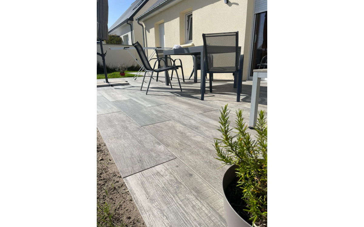 Cration Terrasse en grs crame Noon Ember  BREHAL ralise le 23/08/2023