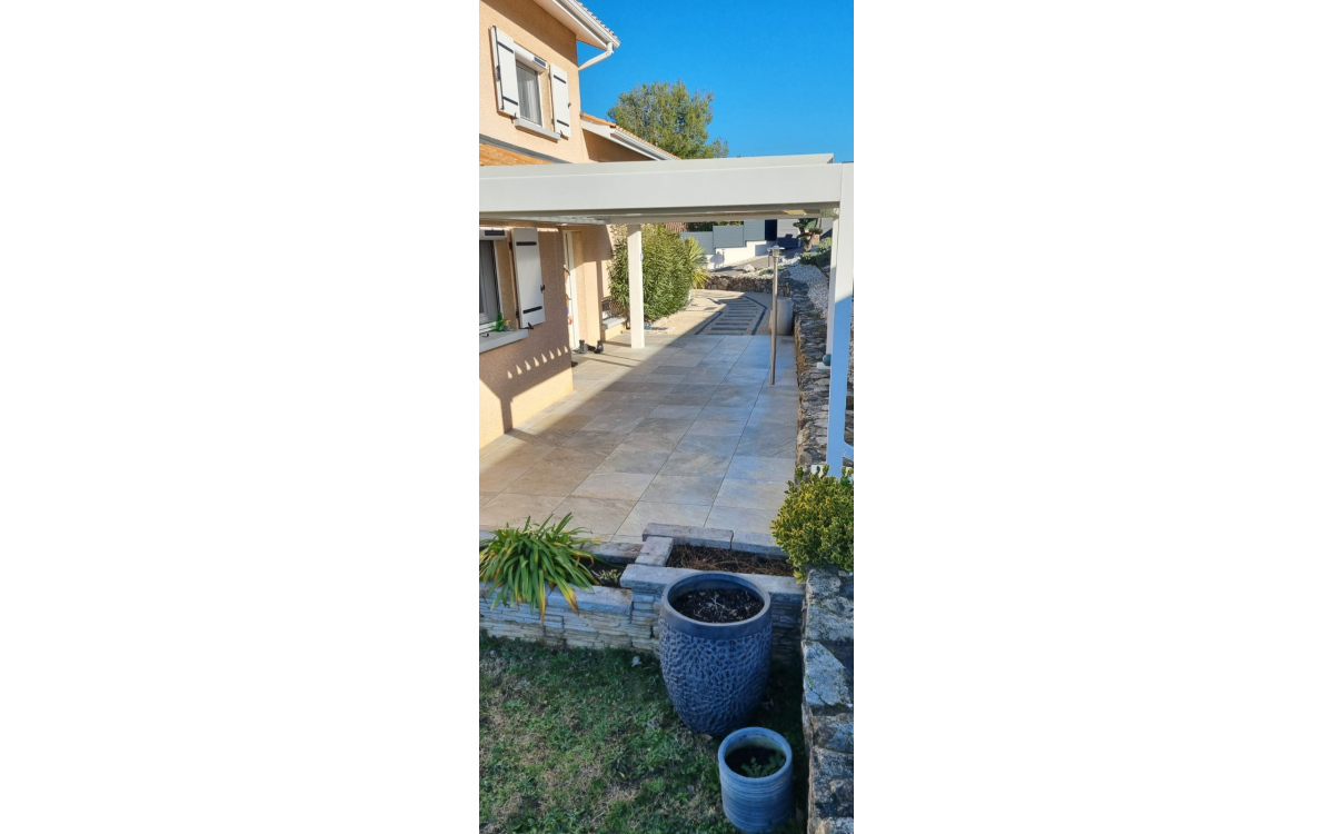 Ralisation Terrasse en dallage sur plots  BEAUSEMBLANT cre le 25/01/2024