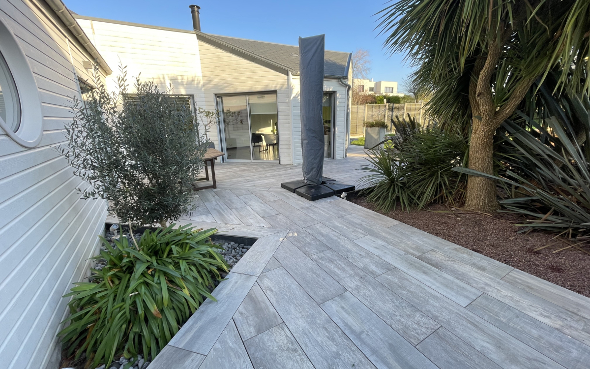 Cr�ation Terrasse en dallage sur plots et gr�s c�rame � St pair sur mer  r�alis�e le 23/11/2023