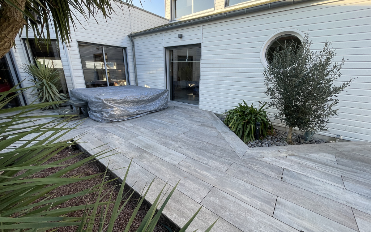 Cr�ation Terrasse en dallage sur plots et gr�s c�rame � St pair sur mer  r�alis�e le 23/11/2023