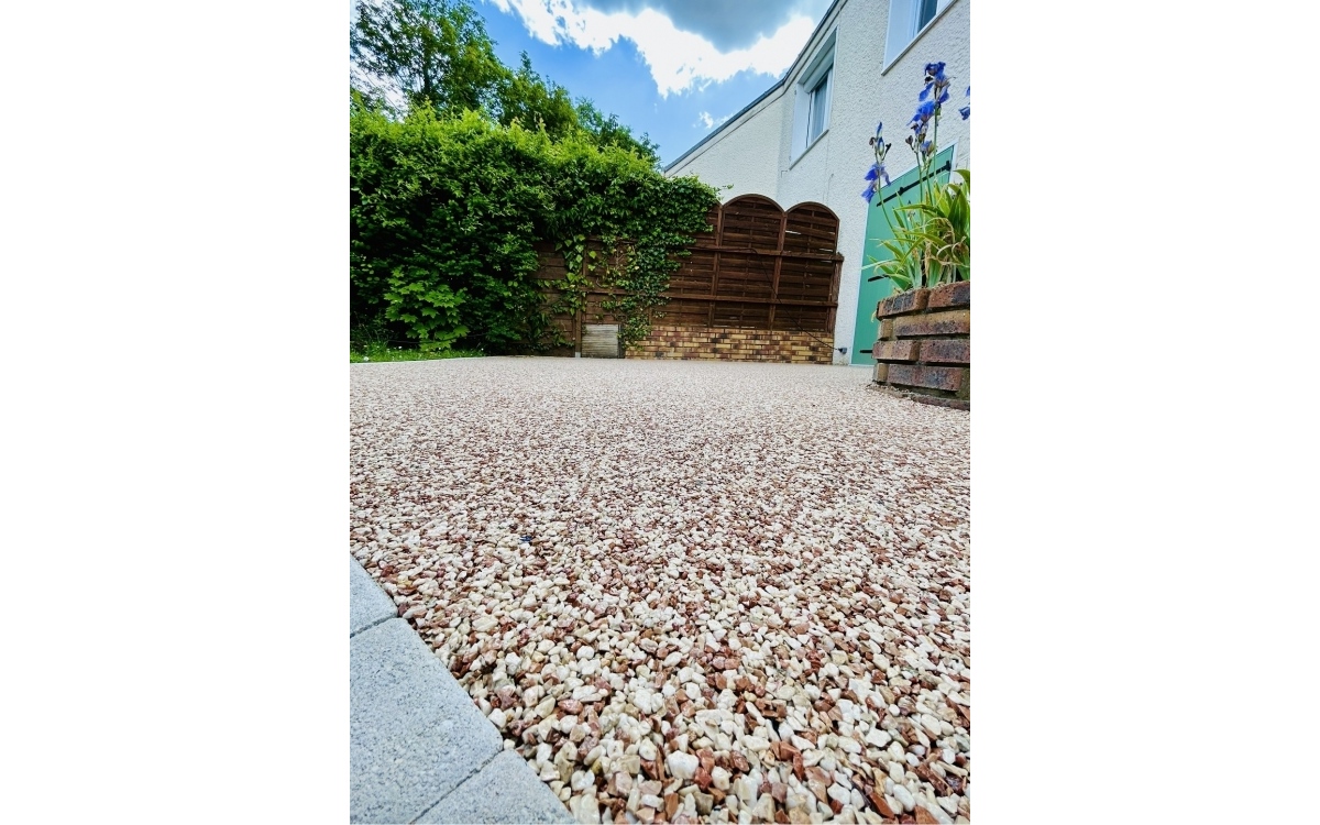 Ralisation Terrasse en Hydrostar, Pav la couture et prparation du terrain conue le 23/05/2024