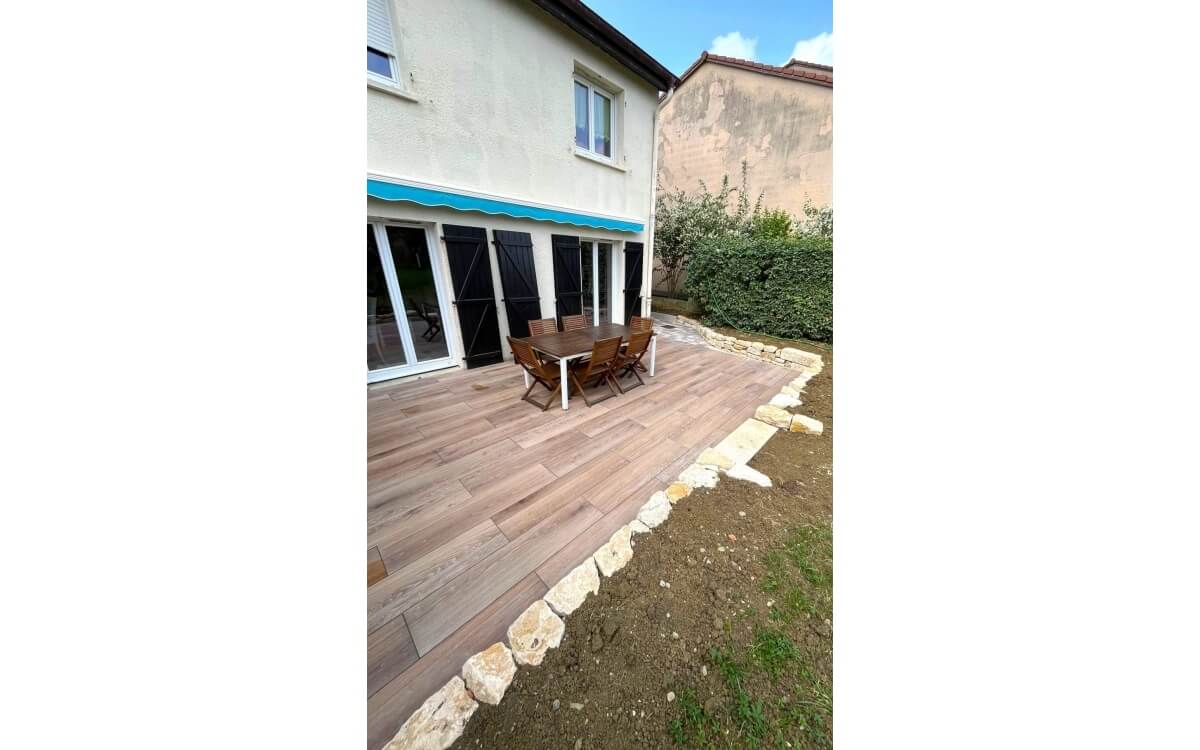 Conception Terrasse en grs crame et chemin d'accs en pavage nuanc ralise le 11/06/2025