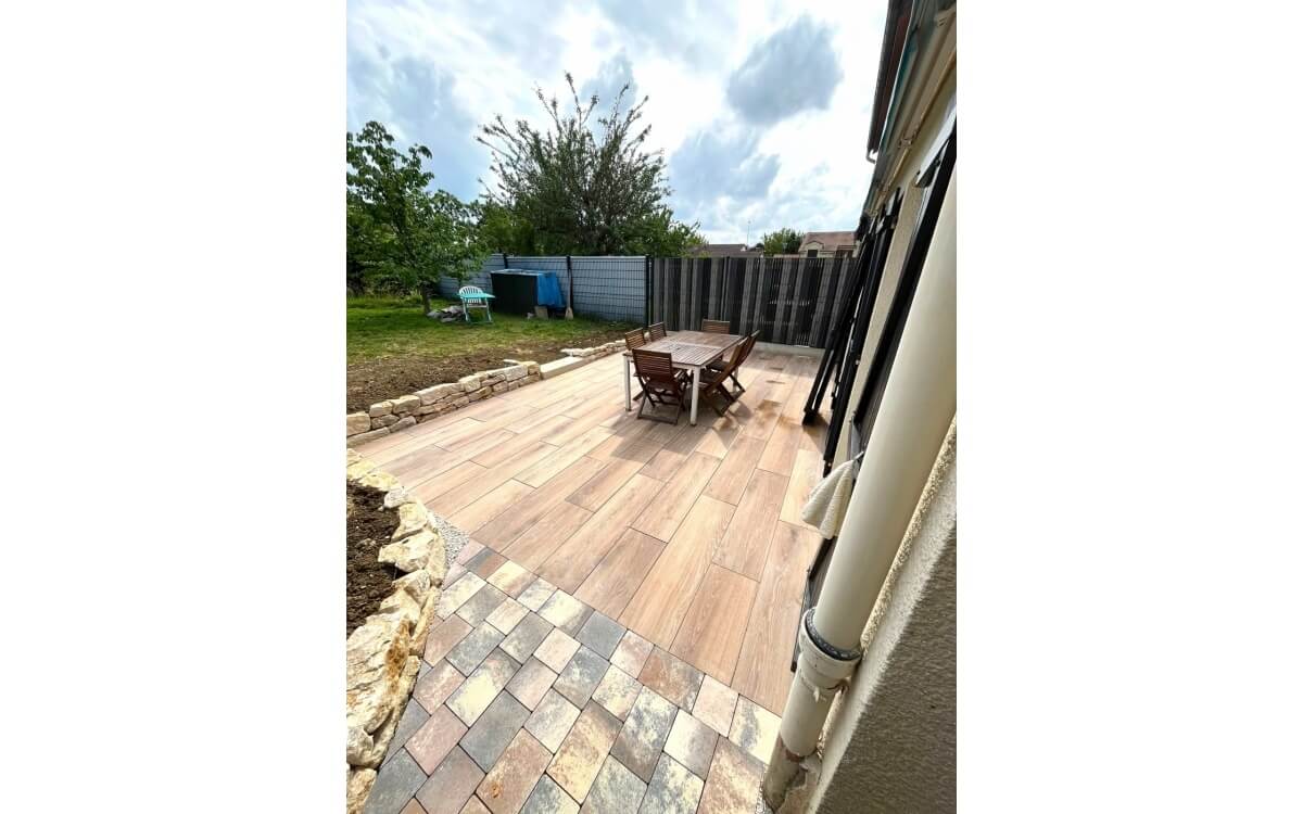 Conception Terrasse en grs crame et chemin d'accs en pavage nuanc ralise le 11/06/2025