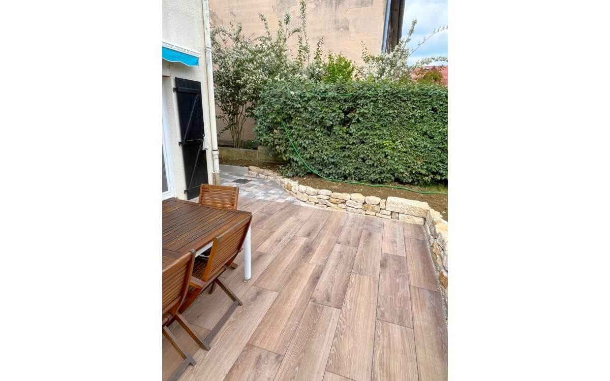 Conception Terrasse en grs crame et chemin d'accs en pavage nuanc ralise le 11/06/2025