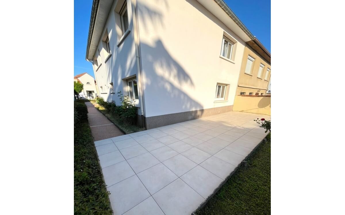 Ralisation Terrasse en grs crame et  chemin piton Hydrostar corail conue le 11/06/2025