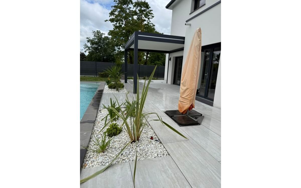 Ralisation Terrasse en grs crame avec massif galets  TERSSAC cre le 12/05/2025