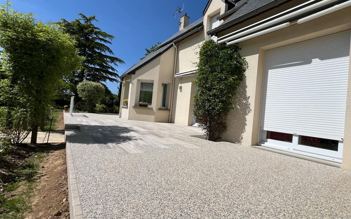 Cration Terrasse en bordures haute couture, Dm profil, grs crame et Hydrostar  domfront en poiraie conue le 17/04/2025