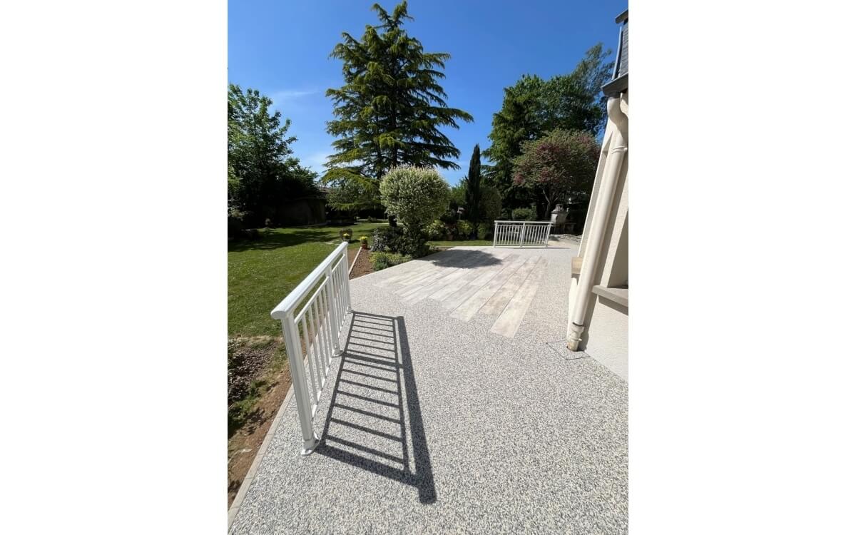 Cration Terrasse en bordures haute couture, Dm profil, grs crame et Hydrostar  domfront en poiraie conue le 17/04/2025