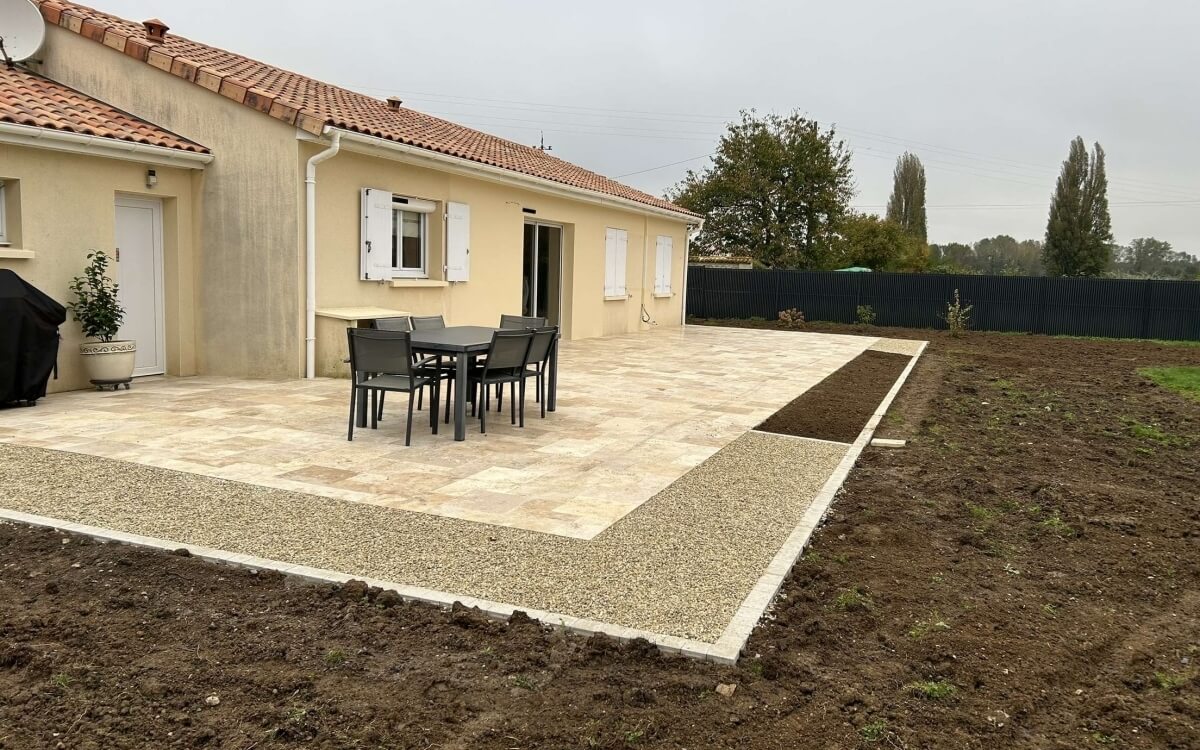 Conception Alle en Alvostar, Terrasse en dallage Travertin et Pav la couture  ANGLIERS ralise le 30/06/2025