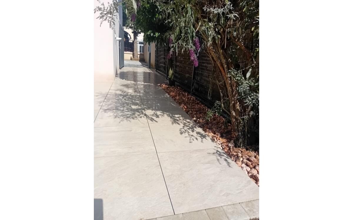 Conception Terrasse en grs crame, chemin en rsine et gazon synthtique  CHAMPIGNEULLES