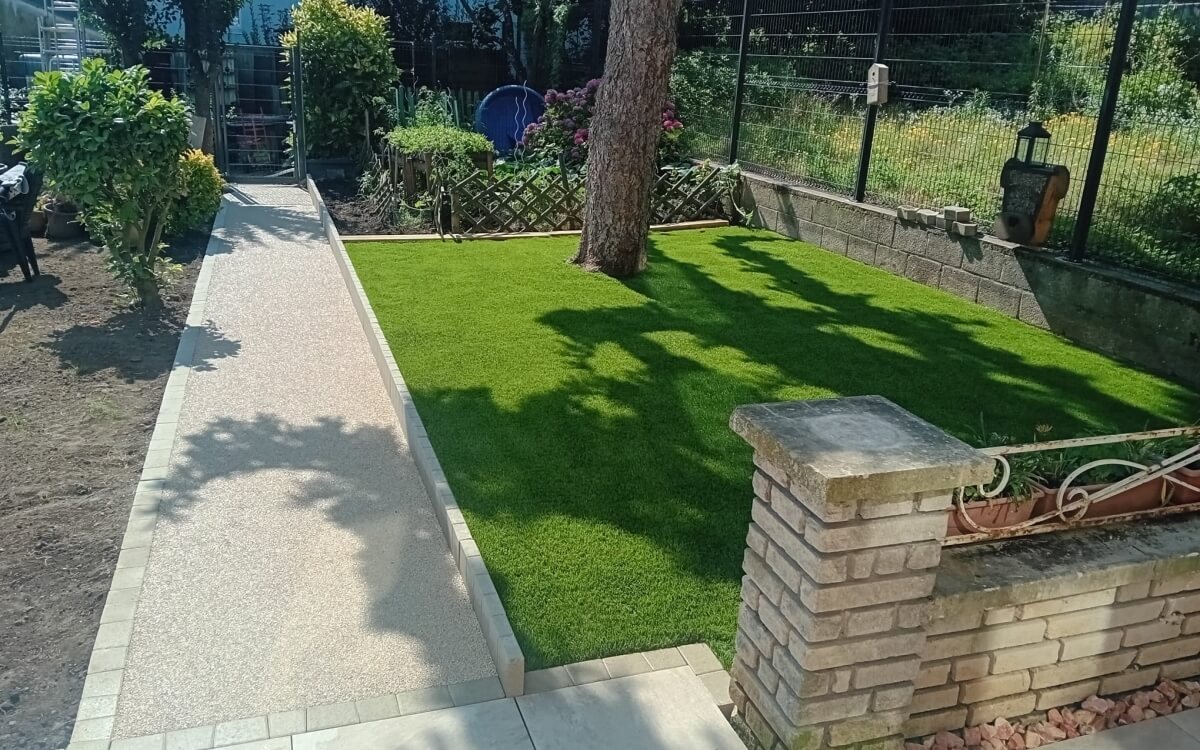 Conception Terrasse en grs crame, chemin en rsine et gazon synthtique  CHAMPIGNEULLES