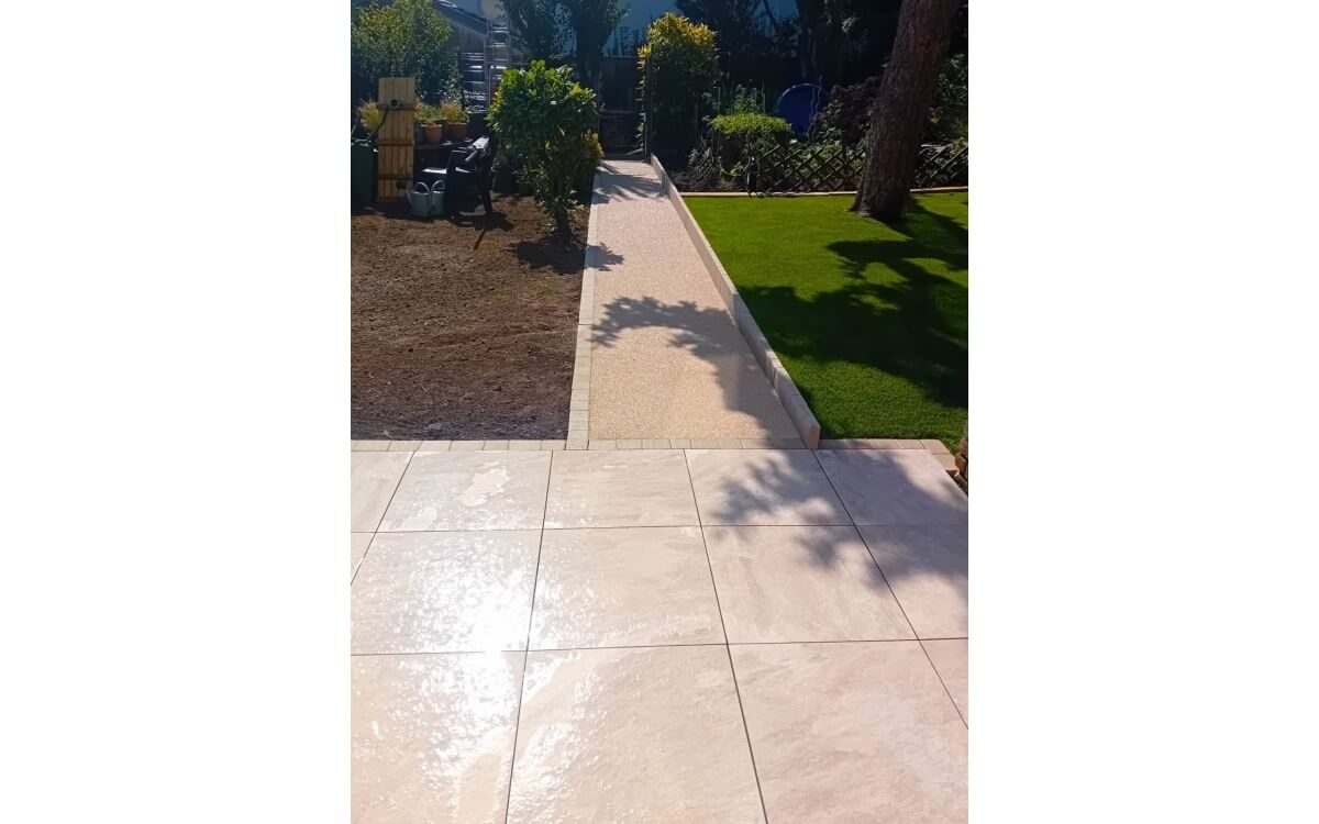 Conception Terrasse en grs crame, chemin en rsine et gazon synthtique  CHAMPIGNEULLES