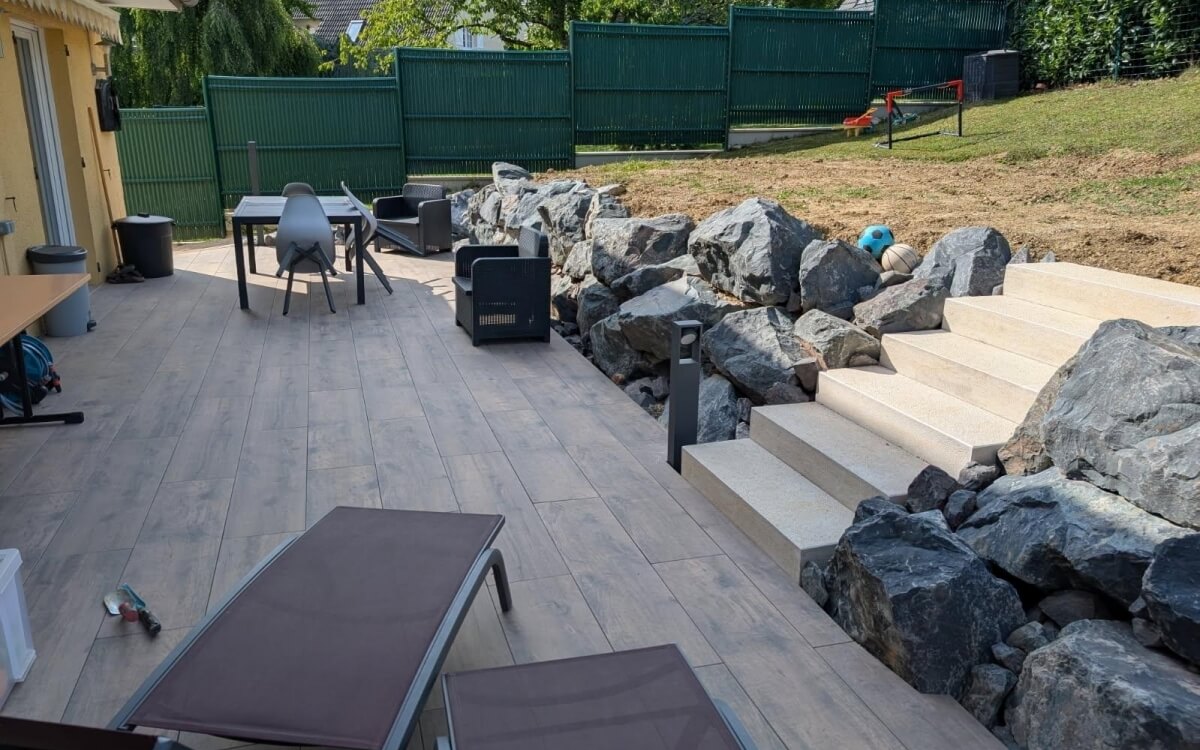 Conception Terrasse en grs crame, enrochement et blocs marches - Meurthe et Moselle