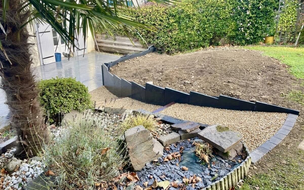 Ralisation Terrasse en Alvostar, dallage et soutnement Ardoise  Vire-Normandie cre le 10/10/2025