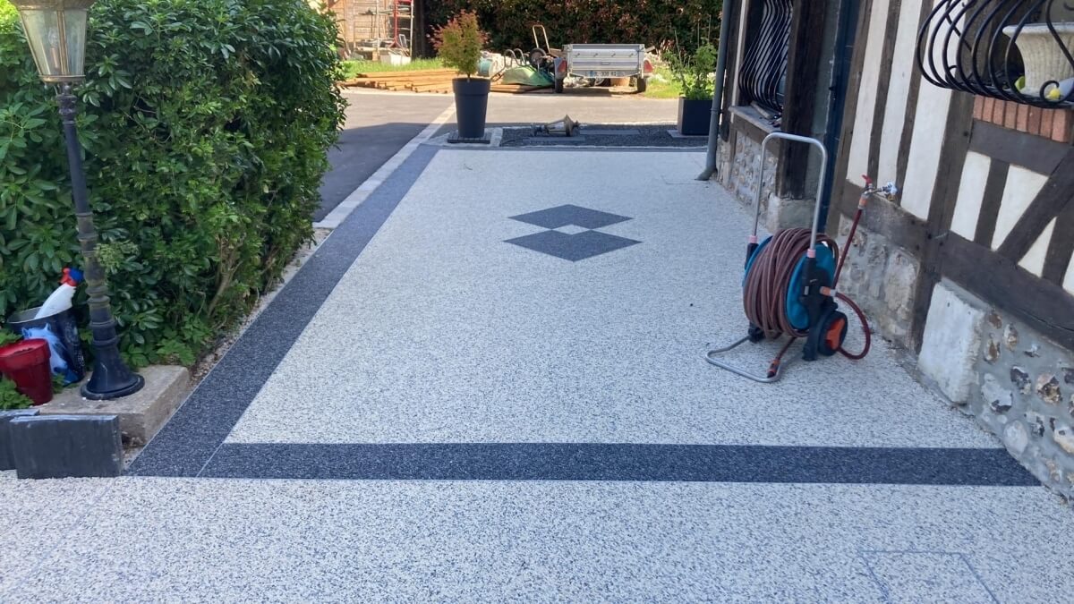 Ralisation Terrasse en Hydrostar nuage et basalte  BOSGOUET conue le 01/12/2025