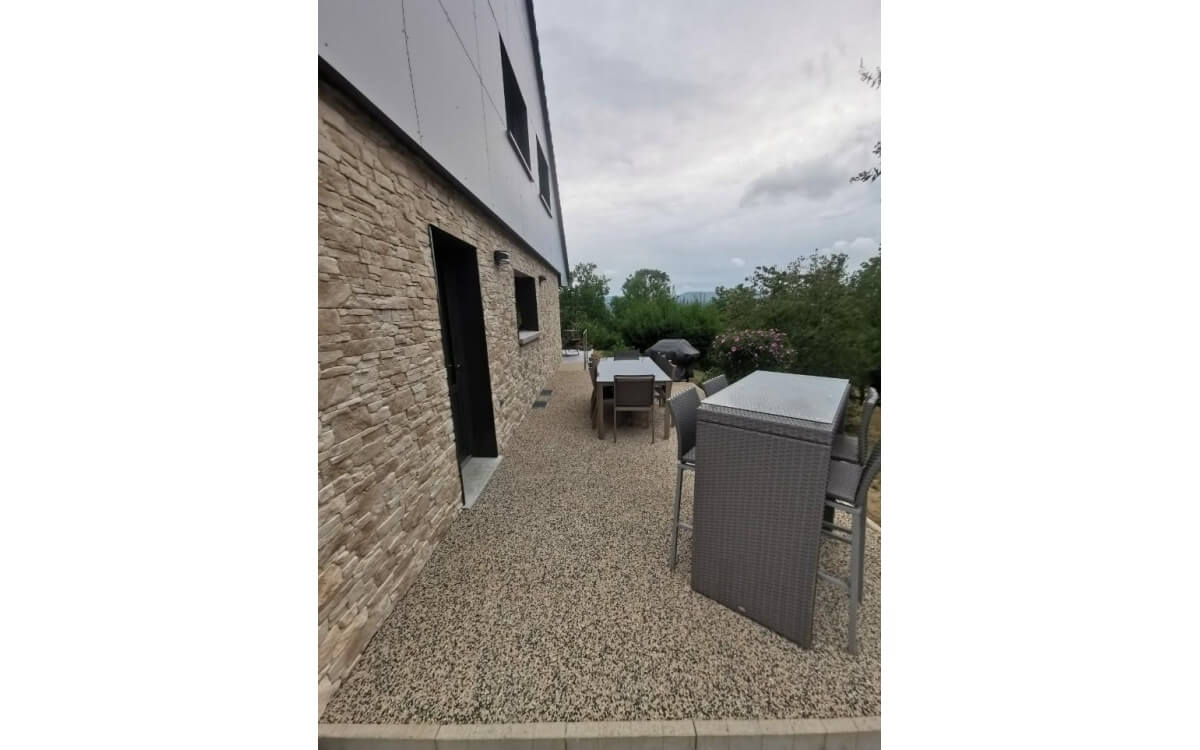 Conception Terrasse en bordures haute couture et b�ton decoratif - Allier