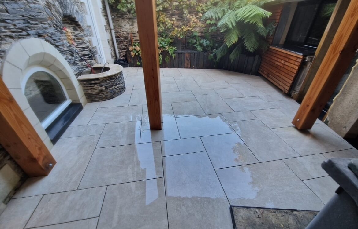 R�alisation Terrasse en dallage multiformat et dallage sur plots � Angers con�ue le 20/10/2025