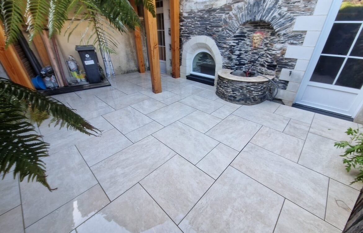 R�alisation Terrasse en dallage multiformat et dallage sur plots � Angers con�ue le 20/10/2025