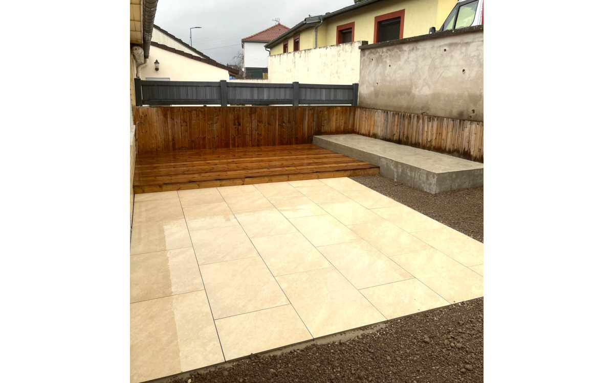 Conception Terrasse en gr�s c�rame et bois trait� � chaligny