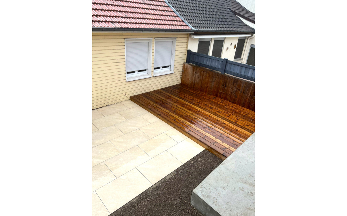 Conception Terrasse en gr�s c�rame et bois trait� � chaligny