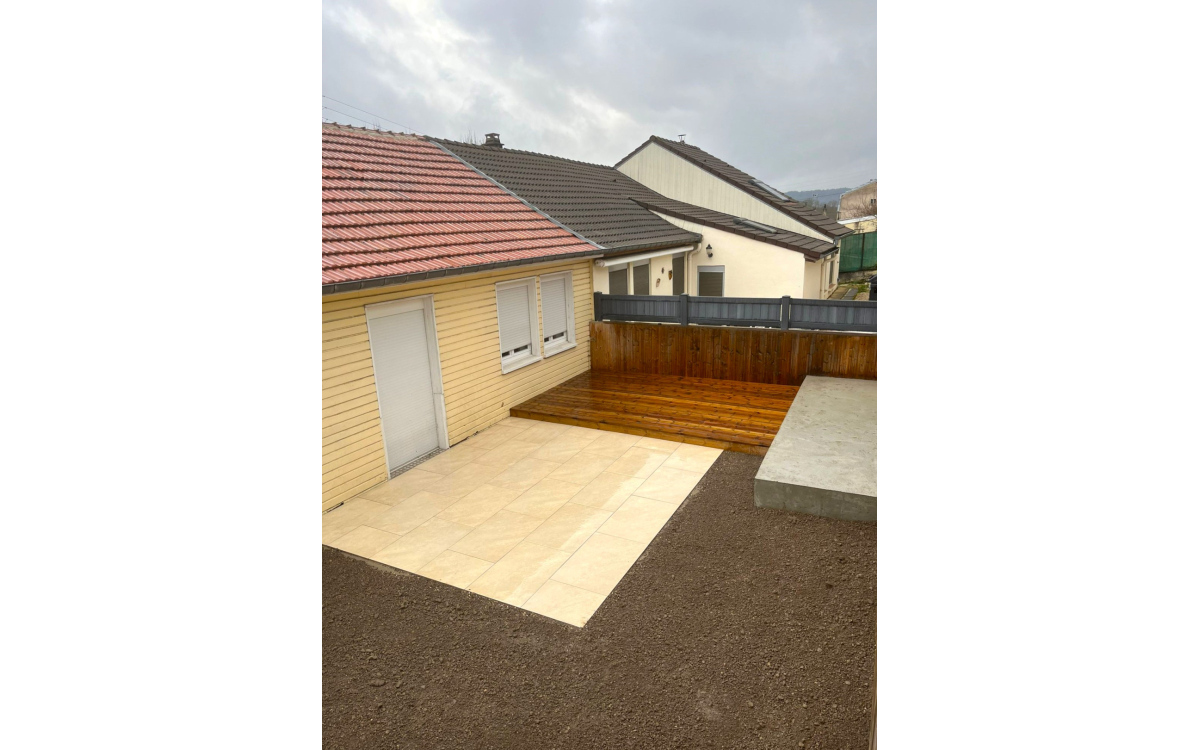 Conception Terrasse en gr�s c�rame et bois trait� � chaligny