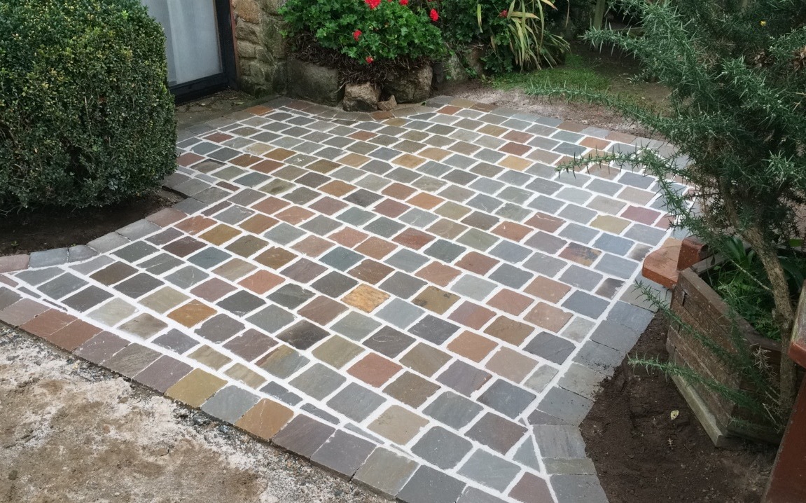 Cration Terrasse en pavage  La roche Derrien conue le 02/05/2018