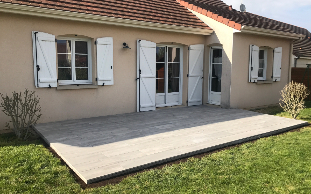 Ralisation Terrasse en dallage grs cerame  La Chausse Saint Victor conue le 20/09/2019