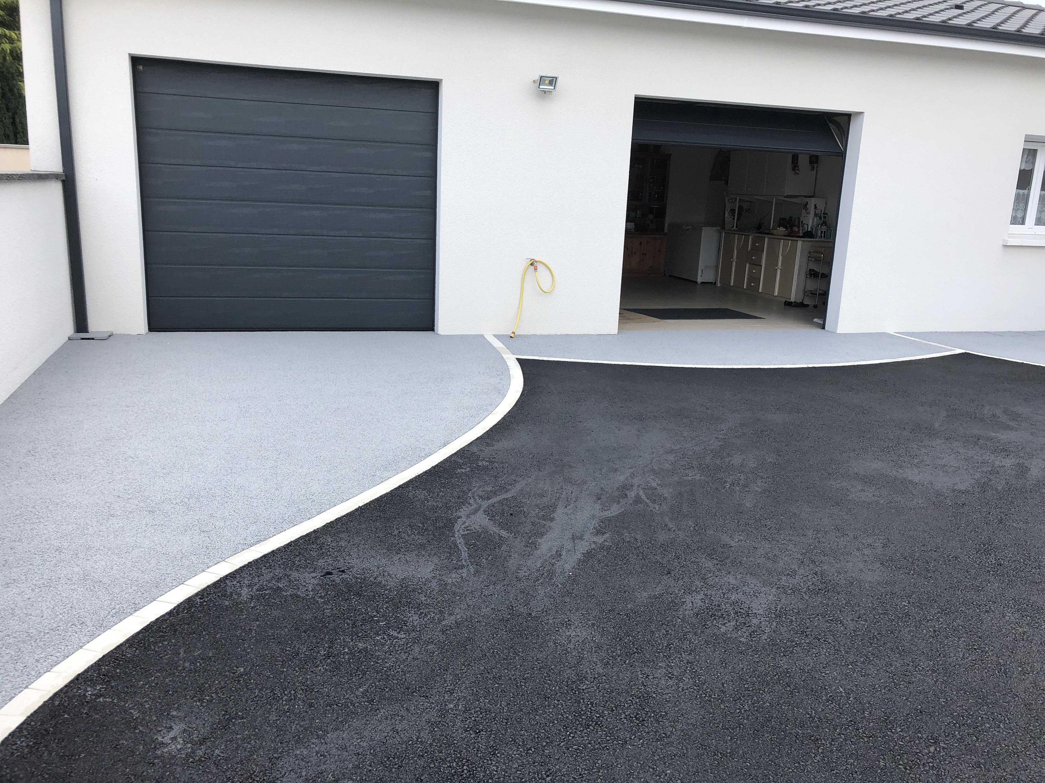 Ralisation Alle de garage en enrob noir  chaud et bton drainant - Dordogne conue le 24/04/2020