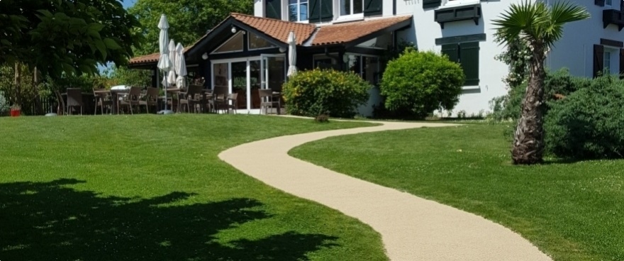 Comment éviter les flaques d'eau et les salissures avec mon allée ?