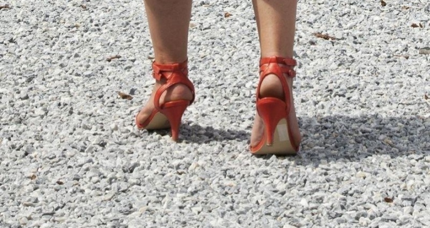 Comment éviter les flaques d'eau et les salissures avec mon allée ?