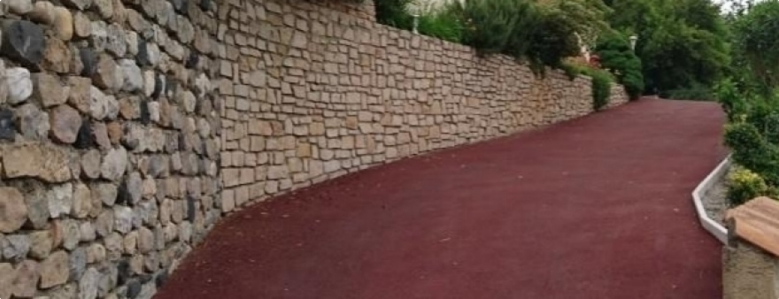 Am&eacute;nager une all&eacute;e de jardin en pente : quelles sont les options &agrave; envisager ? 