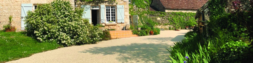 Am&eacute;nager une all&eacute;e de jardin en pente : quelles sont les options &agrave; envisager ? 