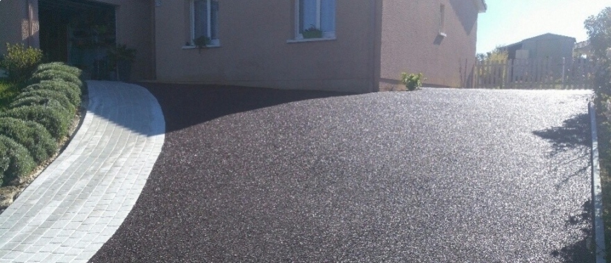 Am&eacute;nager une all&eacute;e de jardin en pente : quelles sont les options &agrave; envisager ? 