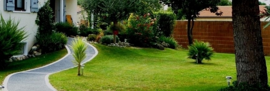 Aménager une allée de jardin en pente : quelles sont les options à envisager ? 