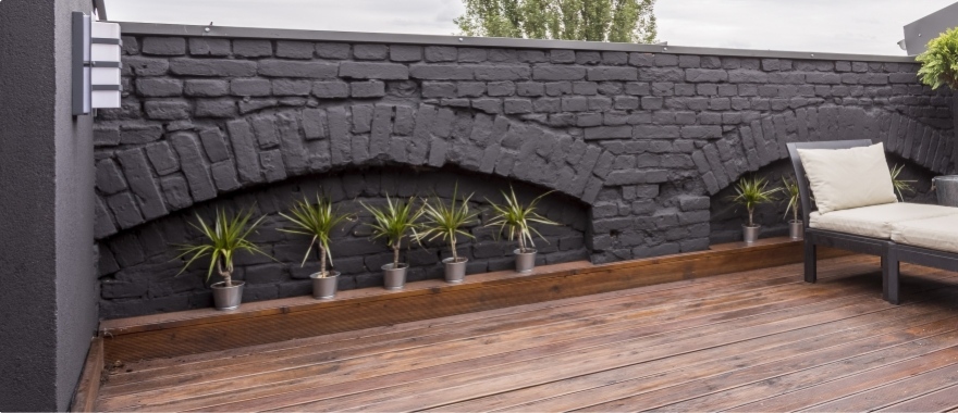 Terrain en pente : 3 solutions pour am&eacute;nager une belle terrasse 