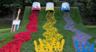 Idée de décoration extérieure : un parterre de fleurs déversées !