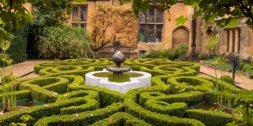Jardin structur&eacute;e &agrave; la fran&ccedil;aise