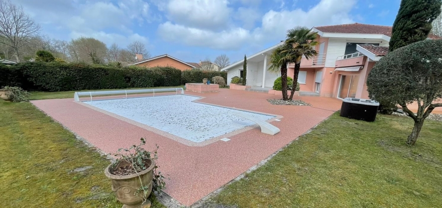 Une transformation r&eacute;ussie : d&eacute;couvrez la r&eacute;novation d'une cour en r&eacute;sine drainante pour un am&eacute;nagement impeccable !