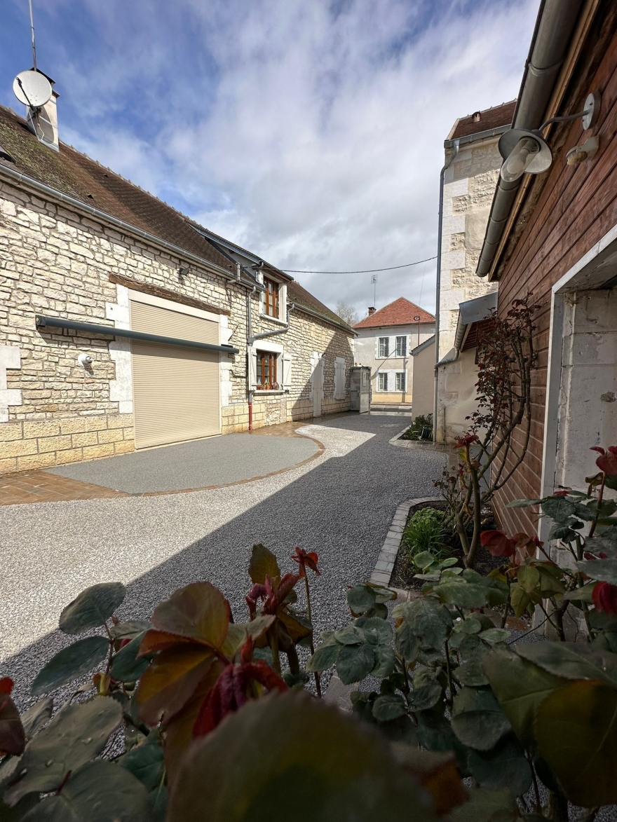 Allée, cour, terrasse et parking : un espace extérieur tout-en-un !